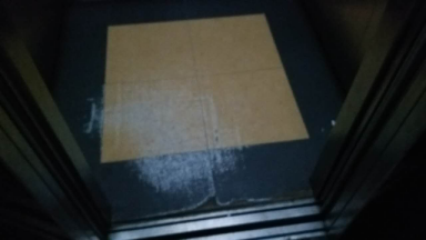 劣質電梯地板